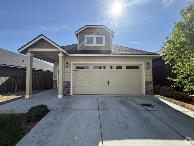 Building Photo - CHECK OUT THIS BEAUTIFUL HOME IN MAPLE MEA...