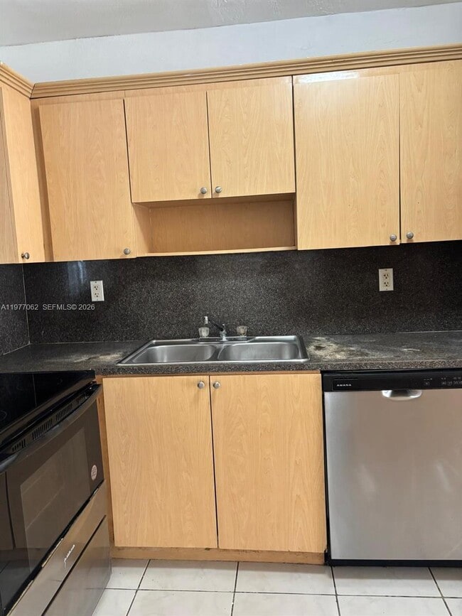 Building Photo - 940 NE 170th St Unit 120