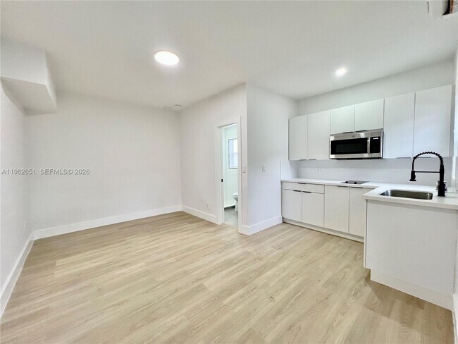 Building Photo - 2480 NW 96th St Unit B