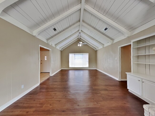 Photo - 6002 Raza Rd