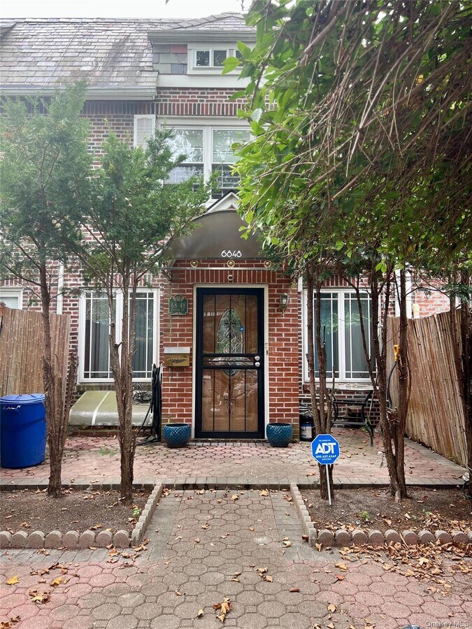 Photo - 68-48 Groton St Casa