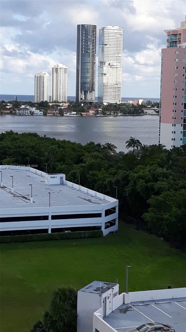 Photo - 3300 NE 191st St Unidad 1216