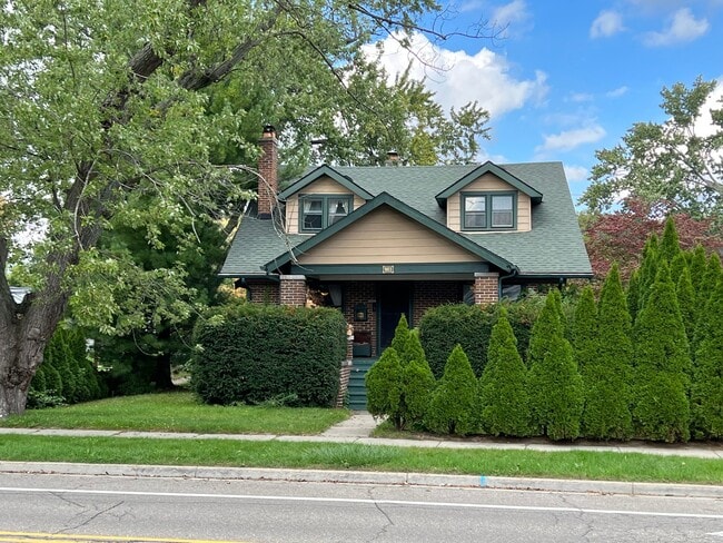 Building Photo - 903 E Lincoln Ave