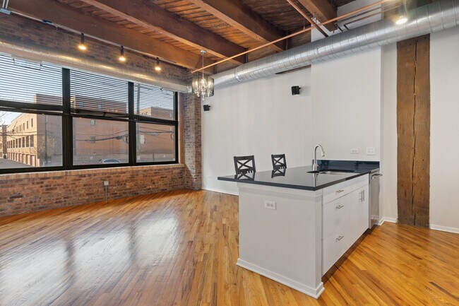 Photo - 1040 W Adams St Unit 122