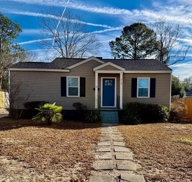 Building Photo - Bungalow in Desirable Rosewood area