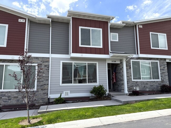 Building Photo - Townhome available now in Haven Dell!