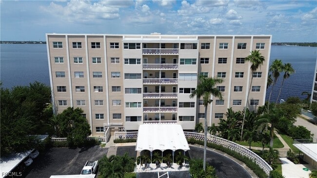 Building Photo - 1900 Clifford St Unit 201