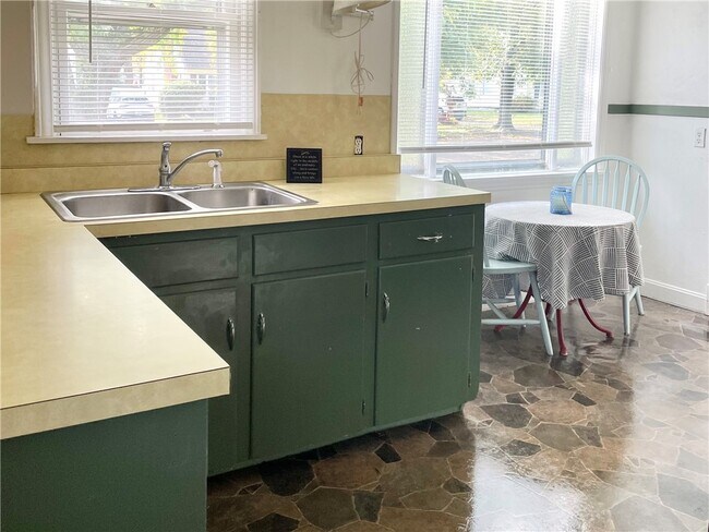 Photo - 560 Beecher St