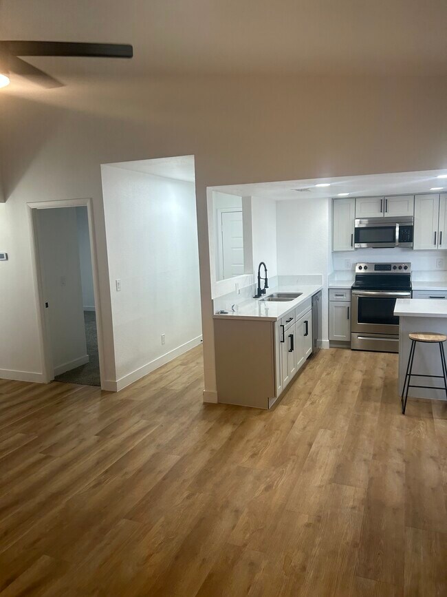 Photo - 3790 Shirebrook Dr Unidad Newly remodel 2 Bd 2 Bth