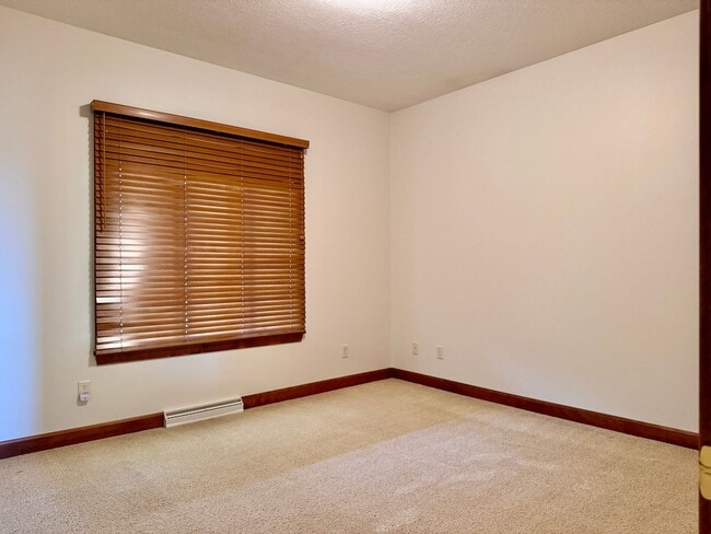 Photo - 1142 Pine Bluff Dr NE