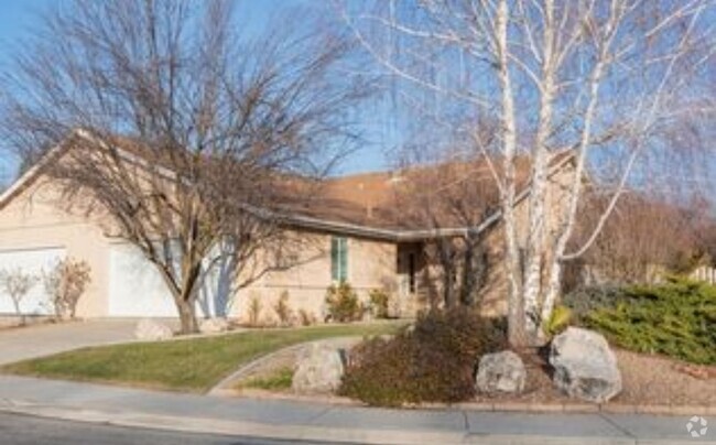 Building Photo - 3-bedroom, 2-bath home in Sierra Bonia Sen...