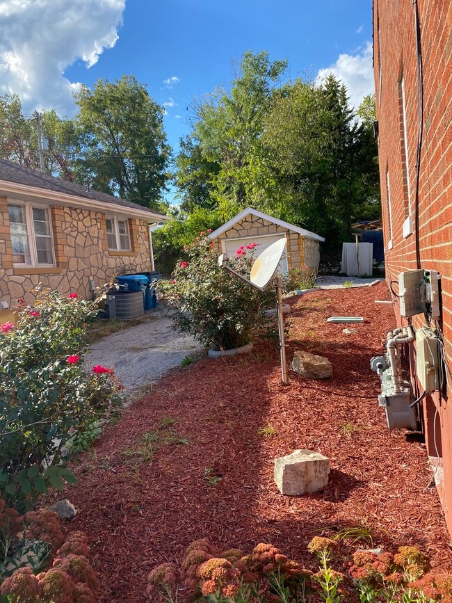 Building Photo - 308 Benton St Unit C