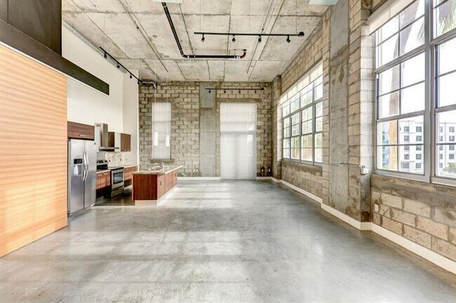 Building Photo - 435 N Andrews Ave Unit 402