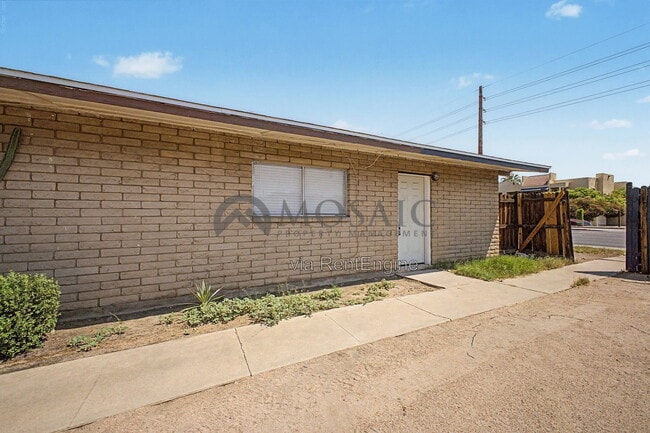 Photo - 1204 S McClintock Dr Unidad A