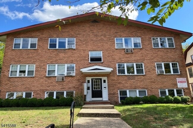 Building Photo - 35 S Willow St Unit B4