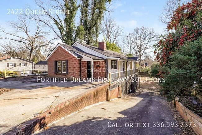 Photo - 2422 Queen St