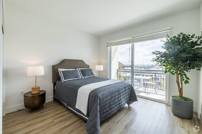 1BR, 1BA - 692SF - Bedroom