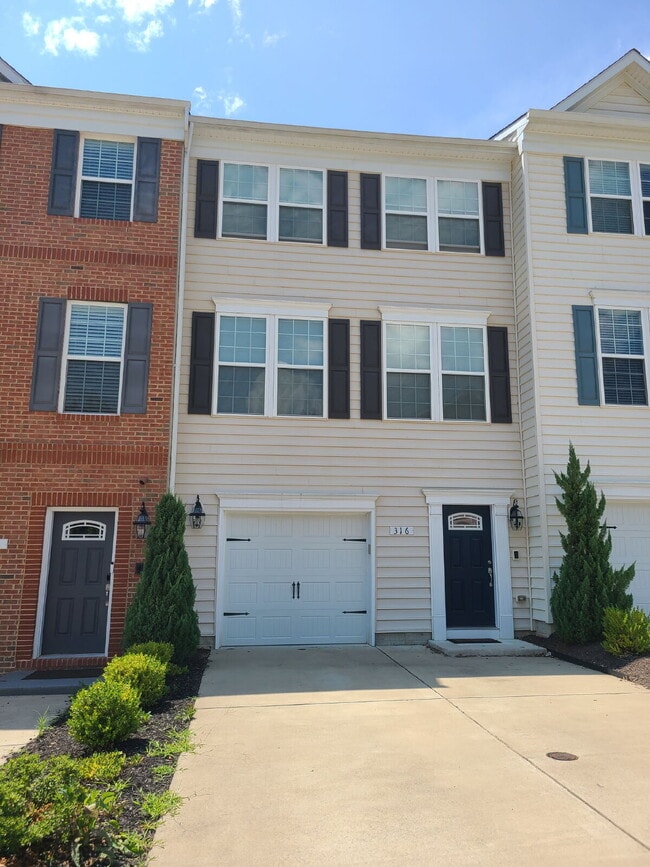 Building Photo - 3-Story Townhouse with Attached Garage in ...