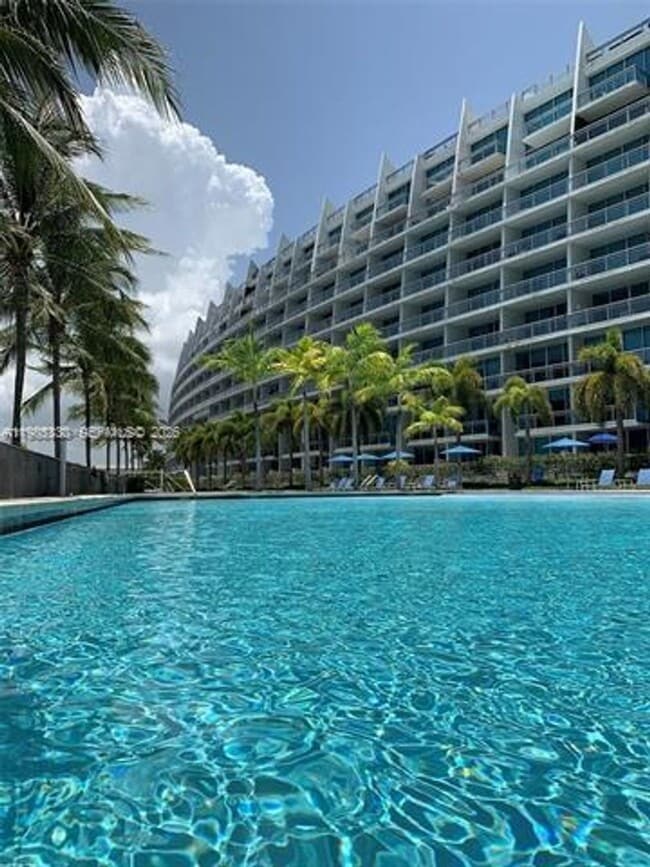 Building Photo - 2950 NE 188th St Unit 2950 NE 188th St # 543