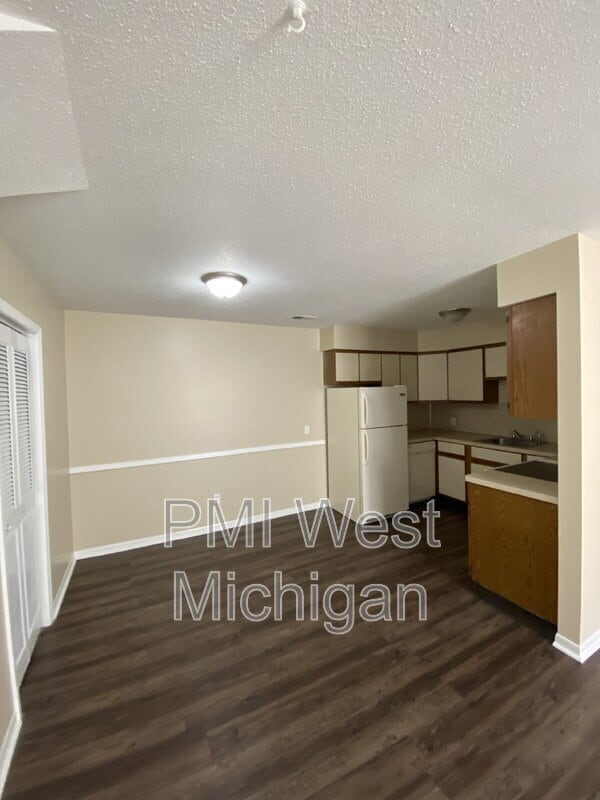 6065 In the Pines Dr SE