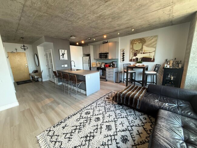 Living Room - 659 W Randolph St Unit 1706