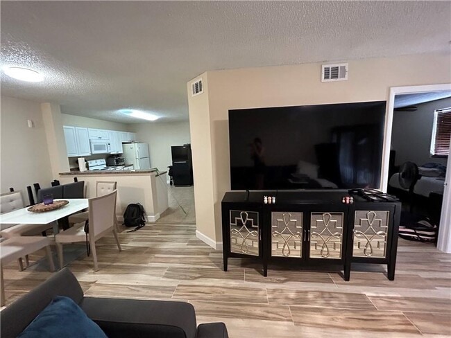 Building Photo - 5861 Riverside Dr Unit 103