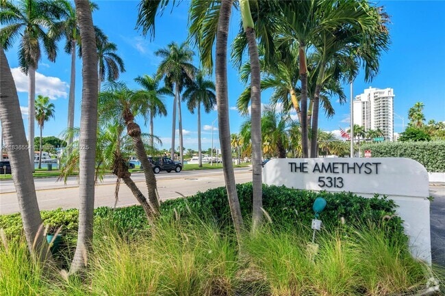 Building Photo - 5313 Collins Ave Unit 502 Rental