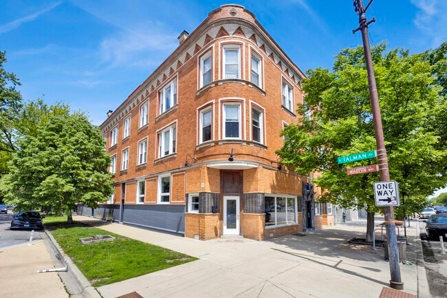 Building Photo - 2622 W Fullerton Ave Unit 2