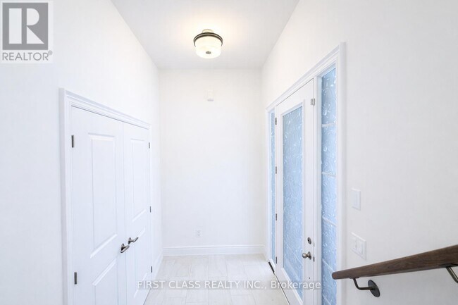 Photo - 9382 Bayview Ave