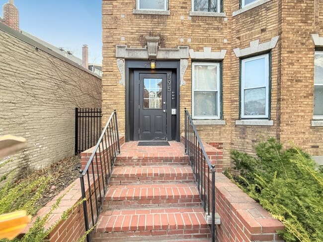 Building Photo - 595 Centre St Unit 3