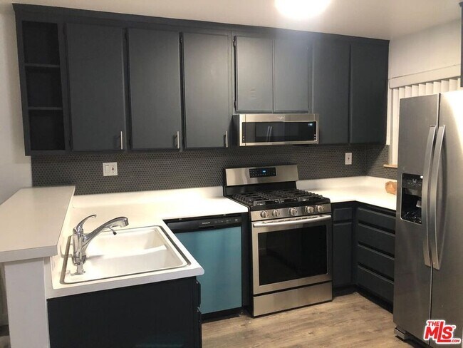 Photo - 18530 Hatteras St Unidad 327 Rental