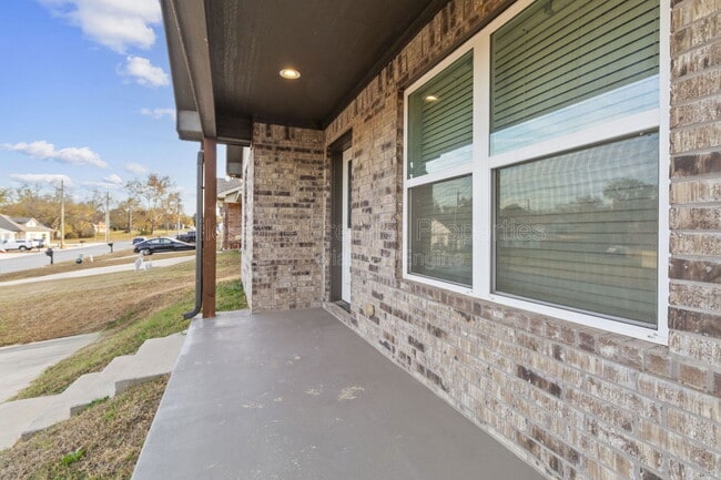 Photo - 931 N Barrett Ave