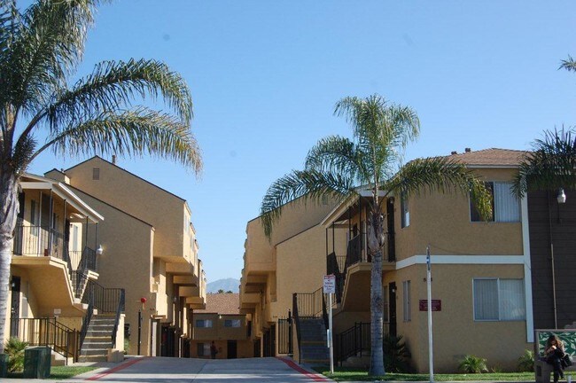 Las Palmas Apartments - Las Palmas Apartments