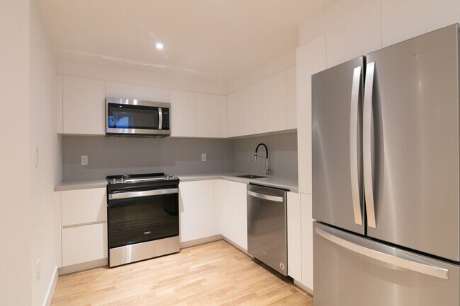 Building Photo - 3730 Chemin Queen Mary Unit 2