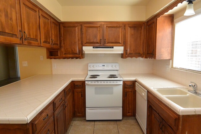 Photo - 3 Bedroom 2 Bathroom Home in SW Visalia close to shopping and restaurants!