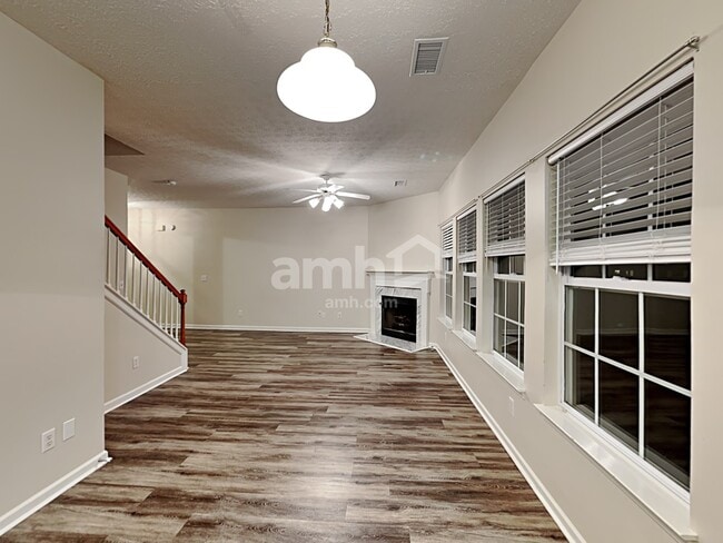 Photo - 1007 Rutherford Way