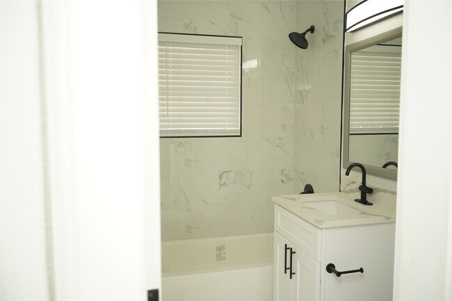 Photo - 2516 Isabella St