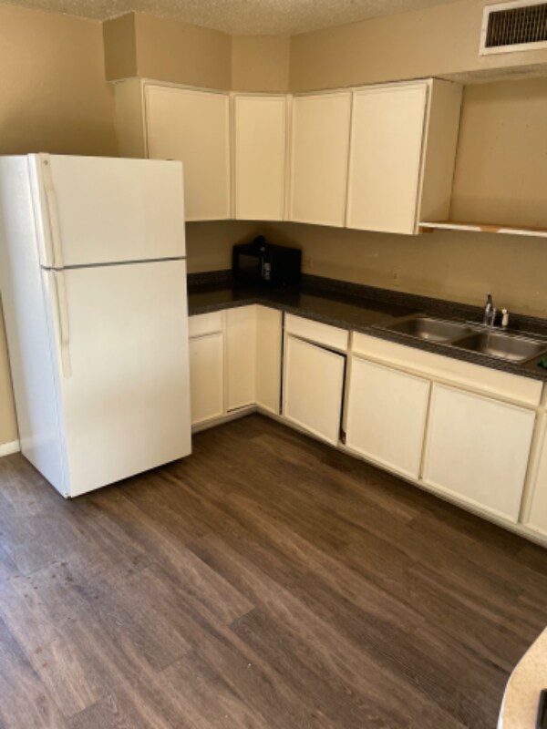 Photo - 600 W 11th Apartment Unit 104