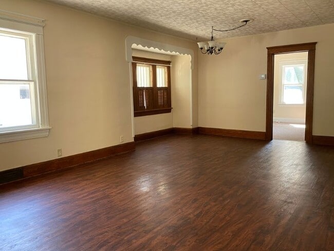 Photo - 214 N Bowen St