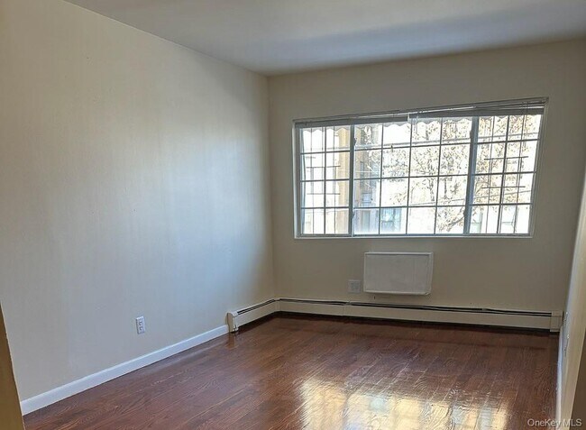 Photo - 858 E 175th St