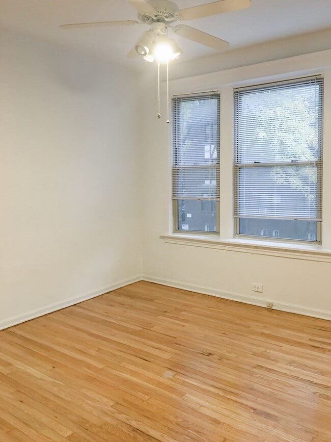 Building Photo - 1954 W Winona St Unit 1942-2