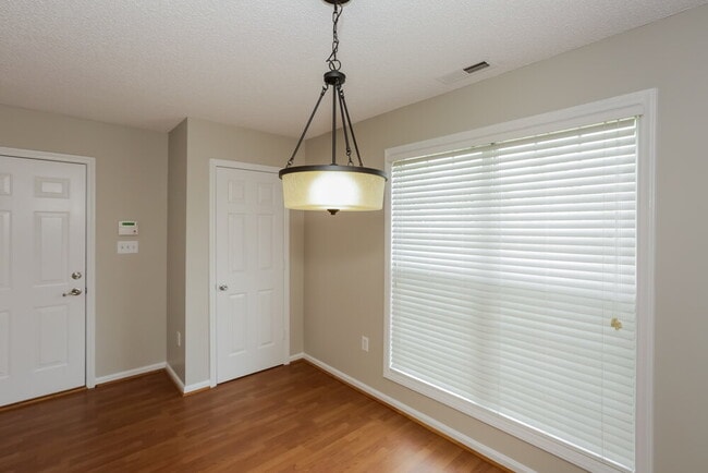 Photo - 310 Tamarack Dr