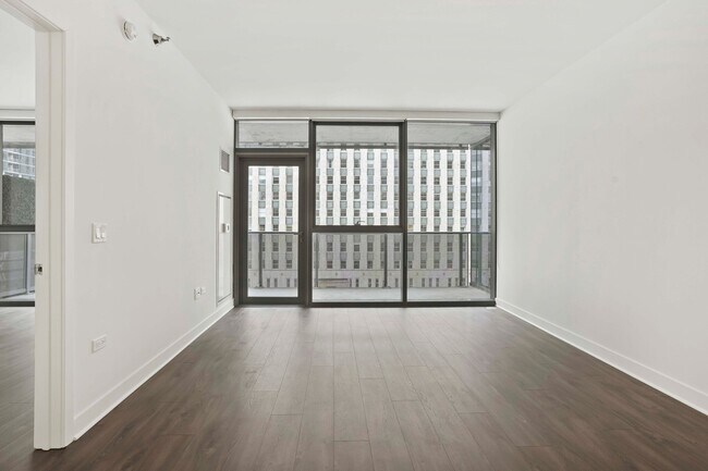 229 W Hubbard St