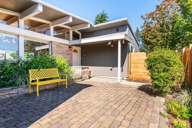 Photo - 4bd/1.75ba Shoreline Home