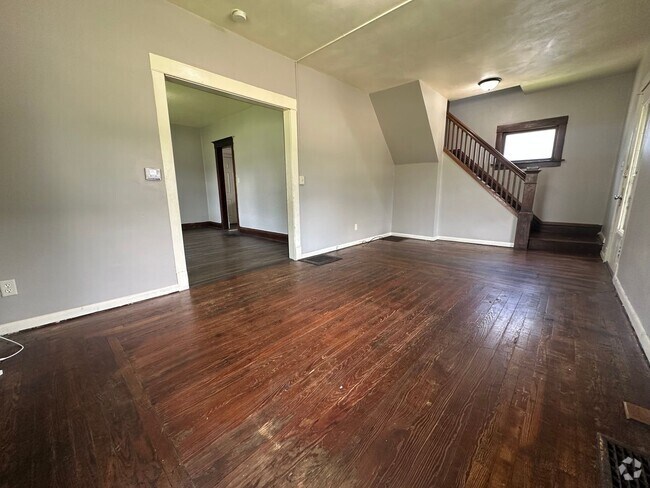 Building Photo - 3 bed, 1 bath home for rent in Waterloo