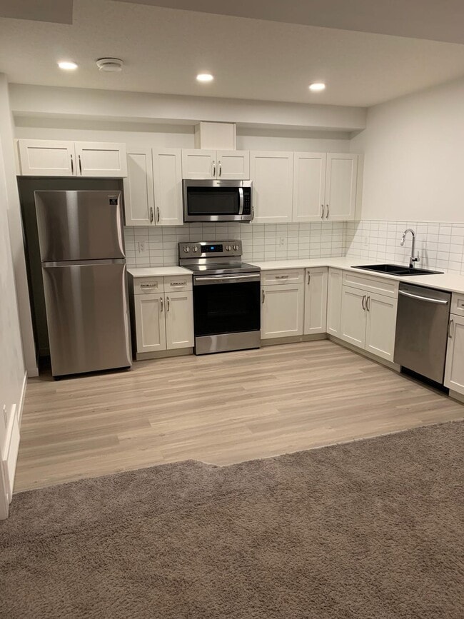 Photo - 811 177 St SW