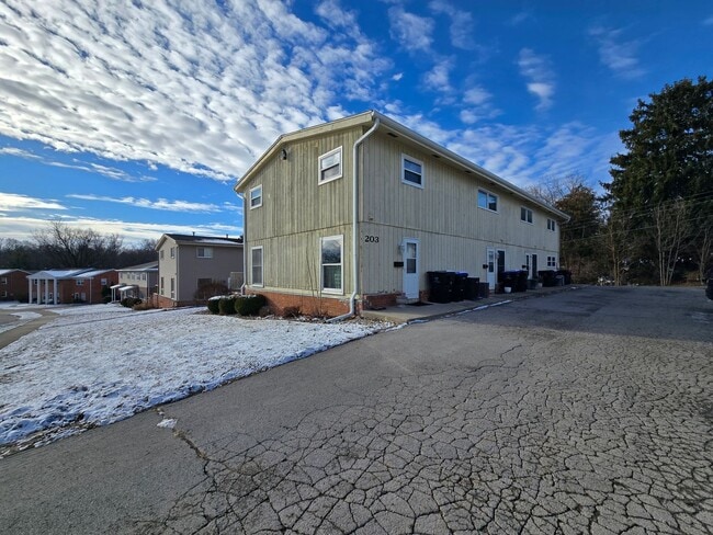 Building Photo - 203 Eisenhower Dr Unit 5