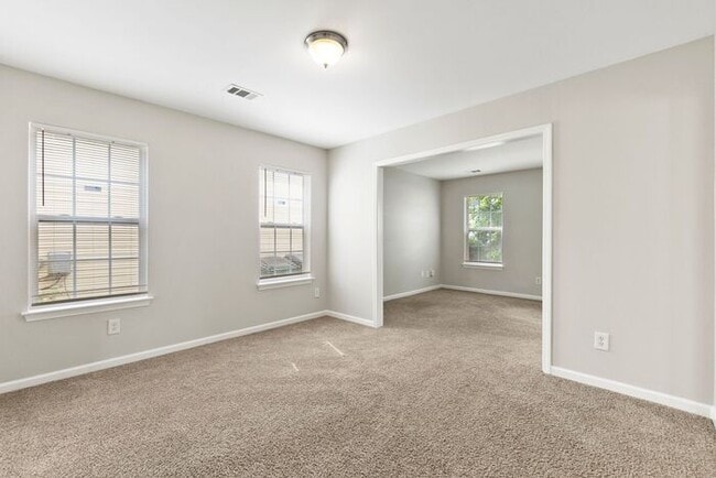 Photo - Spacious 4bed/2.5bath Home in Charlotte