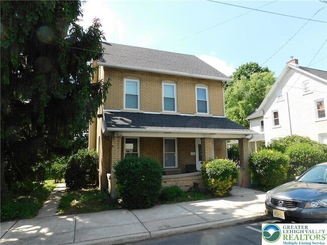 Building Photo - 1352 Main St Rental