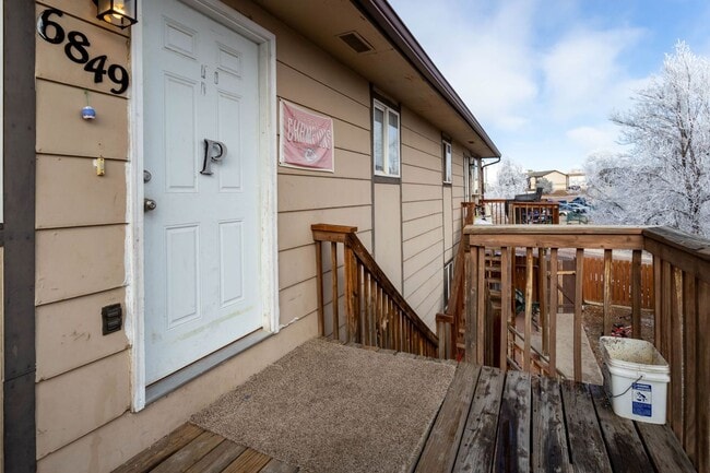 Building Photo - Fourplex in great central location! Unit 6849